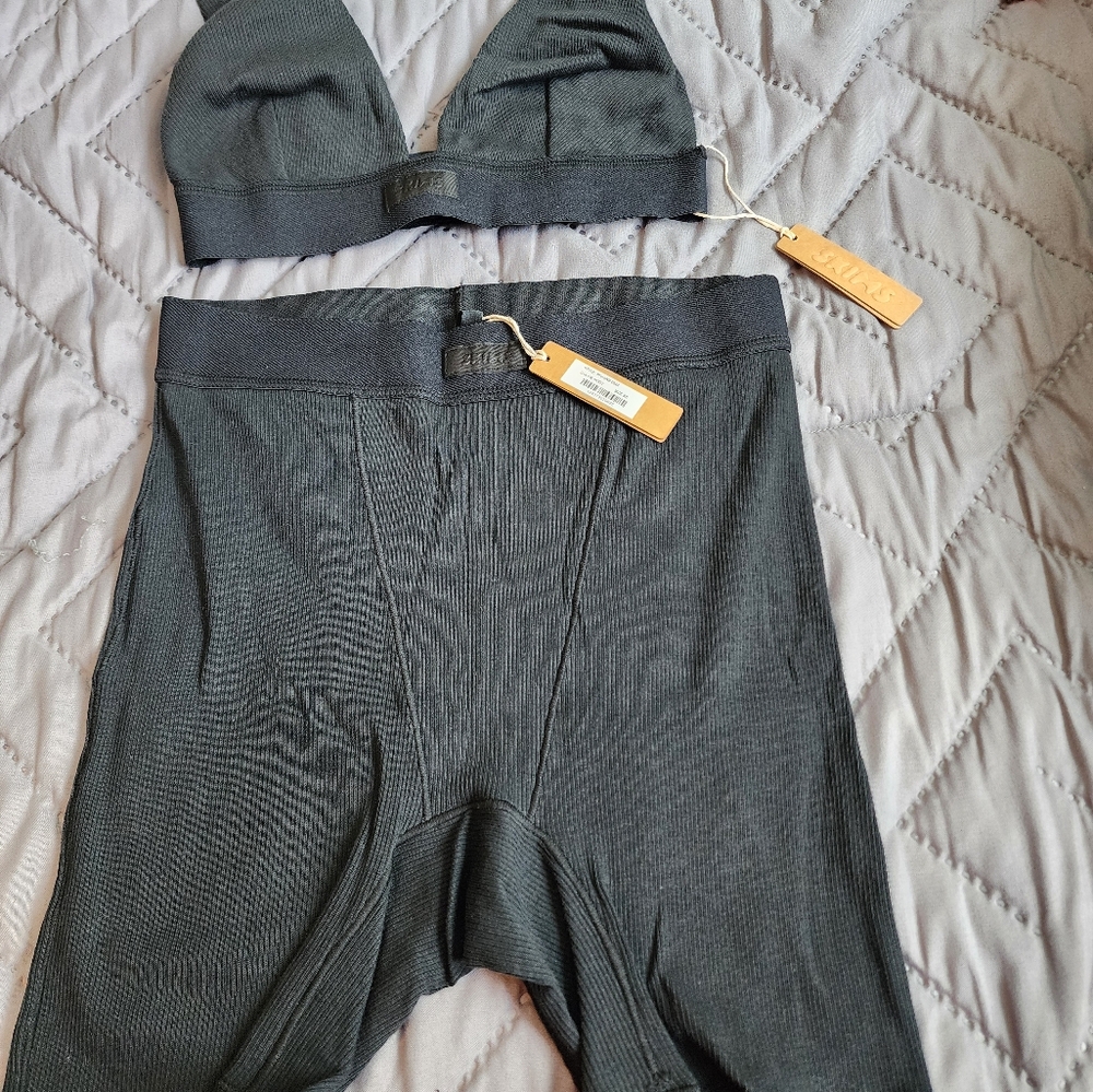 Woman rib boxer & plunge bralette